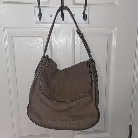 Marc Jacobs Hobo Shoulder Bag Greige Tan Purse Crocodile Embossed Leather - Picture 1 of 16